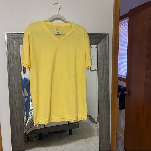 Fresh Clean Tee Men’s Large Corn Yellow V-neck short sleeve shirt - Picture 1 of 4